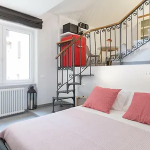 quiet-pied-a-terre-with-terrace-in-borgo-pio.it-romehotels.com/